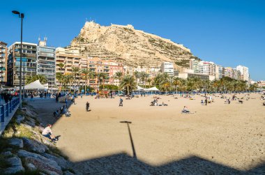 30 Aralık 2018 'de İspanya' nın Akdeniz kenti Alicante 'deki sahil manzarası