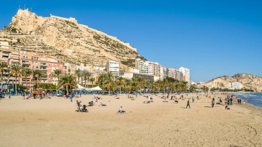30 Aralık 2018 'de İspanya' nın Akdeniz kenti Alicante 'deki sahil manzarası