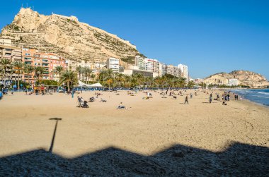30 Aralık 2018 'de İspanya' nın Akdeniz kenti Alicante 'deki sahil manzarası