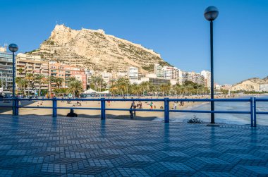 30 Aralık 2018 'de İspanya' nın Akdeniz kenti Alicante 'deki sahil manzarası