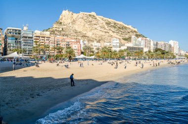 30 Aralık 2018 'de İspanya' nın Akdeniz kenti Alicante 'deki sahil manzarası