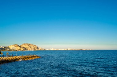 30 Aralık 2018 'de İspanya' nın Akdeniz kenti Alicante 'deki sahil manzarası