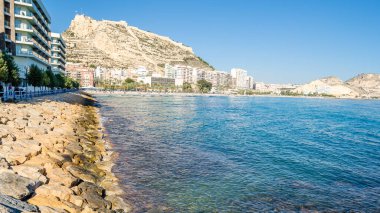 30 Aralık 2018 'de İspanya' nın Akdeniz kenti Alicante 'deki sahil manzarası