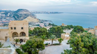 Cezayir, İspanya - 27 Aralık 2018: Santa Barbara Kalesi ve İspanya 'nın Akdeniz kenti Alicante