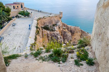 Cezayir, İspanya - 27 Aralık 2018: Santa Barbara Kalesi ve İspanya 'nın Akdeniz kenti Alicante