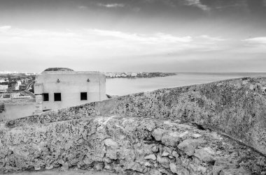 ALICANTE, İspanya - 27 Aralık 2018: Santa Barbara kalesinden görülen Akdeniz şehri Alicante 'nin havadan görünüşü; siyah ve beyaz