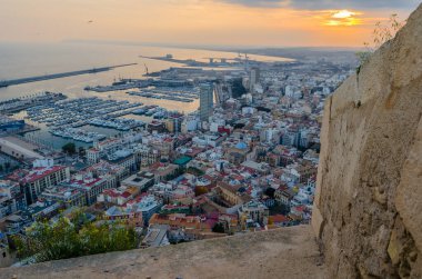 ALICANTE, İspanya - 27 Aralık 2018: Santa Barbara şatosundan görülen Akdeniz şehri Alicante 'nin havadan görünüşü