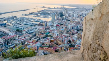 ALICANTE, İspanya - 27 Aralık 2018: Santa Barbara şatosundan görülen Akdeniz şehri Alicante 'nin havadan görünüşü