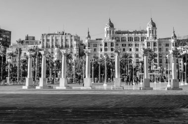 ALICANTE, İSPAN - 30 Aralık 2018: Alicante 'nin deniz manzarası, ön planda mimari sütunlar; siyah ve beyaz resim