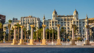 ALICANTE, İSPAN - 30 Aralık 2018: Alicante 'nin deniz manzarası, ön planda mimari sütunlar