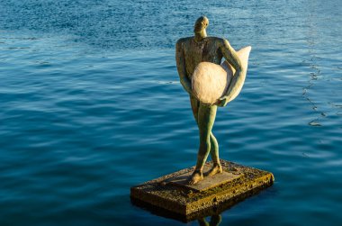 ALICANTE, SPAIN - 30 Aralık 2018: İkarus 'un sörf kanadıyla dönüşü (İspanyolca: 