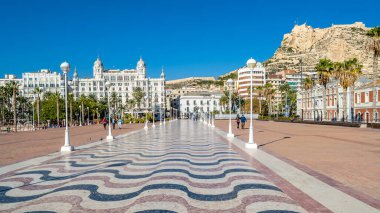 ALICANTE, İspanya - 30 Aralık 2018 Akdeniz kıyısındaki Alicante, İspanya 'nın şehir manzarası