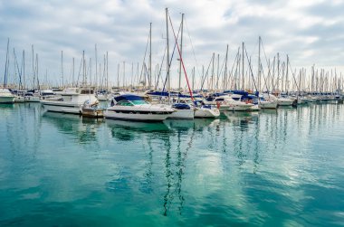 ALICANTE, İspanya - 27 Aralık 2018: Akdeniz 'in Alicante limanındaki yelkenli ve yatların görüntüsü
