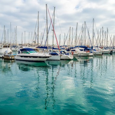 ALICANTE, İspanya - 27 Aralık 2018: Akdeniz 'in Alicante limanındaki yelkenli ve yatların görüntüsü