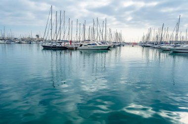 ALICANTE, İspanya - 27 Aralık 2018: Akdeniz 'in Alicante limanındaki yelkenli ve yatların görüntüsü