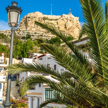 Santa Cruz 'dan Santa Barbara Kalesi manzarası, İspanya' nın eski Akdeniz kasabası Alicante 'de.