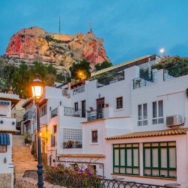 Santa Cruz 'dan Santa Barbara Kalesi manzarası, İspanya' nın eski Akdeniz kasabası Alicante 'de.