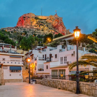 Santa Cruz 'dan Santa Barbara Kalesi manzarası, İspanya' nın eski Akdeniz kasabası Alicante 'de.
