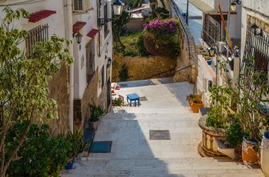 İspanya 'nın eski Akdeniz kenti Alicante' de renkli evler ve dar sokaklar görülüyor.