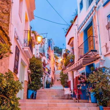 İspanya 'nın eski Akdeniz kenti Alicante' de renkli evler ve dar sokaklar görülüyor.