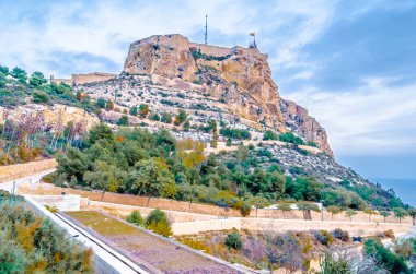 İspanya 'nın Alicante kasabasından Santa Barbara Kalesi manzarası. Renkli resimleme