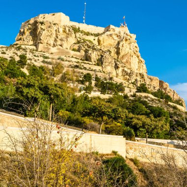 İspanya 'nın Alicante şehrinden Santa Barbara Kalesi manzarası