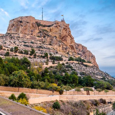 İspanya 'nın Alicante şehrinden Santa Barbara Kalesi manzarası