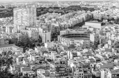 İspanya 'nın Akdeniz kenti Alicante' nin hava görüntüsü; siyah ve beyaz