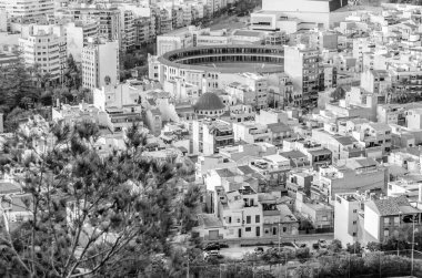 İspanya 'nın Akdeniz kenti Alicante' nin hava görüntüsü; siyah ve beyaz