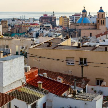 Alacakaranlıkta Alicante şehir manzarası, arka planda deniz olan katedrali gösteriyor