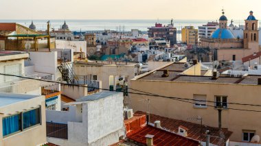 Alacakaranlıkta Alicante şehir manzarası, arka planda deniz olan katedrali gösteriyor