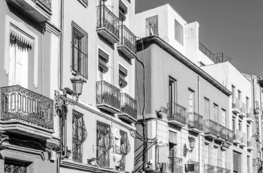 İspanya 'nın Akdeniz kenti Alicante' de mimarlık; siyah-beyaz görüntü