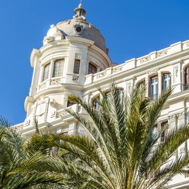 İspanya 'nın Akdeniz kenti Alicante' de mimari ve palmiye ağaçları