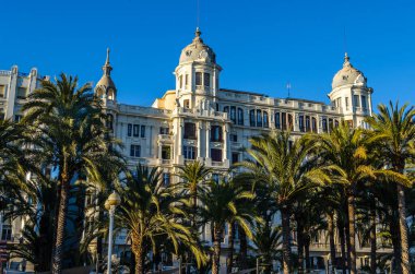 İspanya 'nın Akdeniz kenti Alicante' de mimari ve palmiye ağaçları