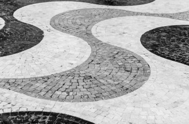 İspanya, Alicante 'deki kaldırım taşlarının siyah beyaz görüntüsü, dokulu arka plan