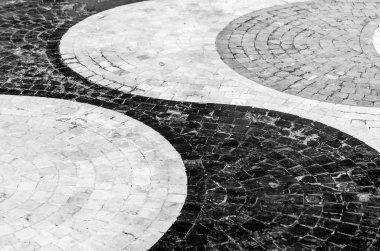 İspanya, Alicante 'deki kaldırım taşlarının siyah beyaz görüntüsü, dokulu arka plan