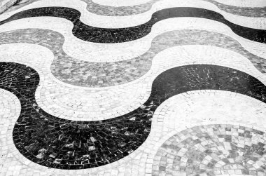 İspanya, Alicante 'deki kaldırım taşlarının siyah beyaz görüntüsü, dokulu arka plan