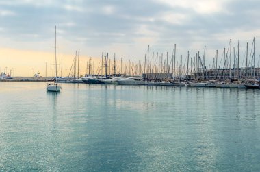 İspanya 'nın Alicante kentindeki Akdeniz limanında tekneler