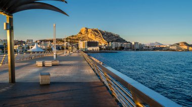 Şehir manzarası, Alicante, İspanya 'daki Santa Barbara kalesi, deniz manzarası.