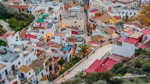 ALICANTE, İspanya - 27 ARALIK 2018: Akdeniz 'in eski kenti Alicante' deki renkli Santa Cruz mahallesinin hava manzarası