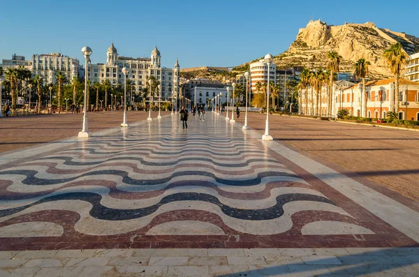 ALICANTE, İspanya - 30 Aralık 2018 Akdeniz kıyısındaki Alicante, İspanya 'nın şehir manzarası