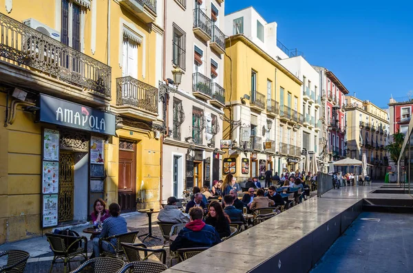 ALICANTE, İSPAN - 30 Aralık 2018: İspanya 'nın renkli eski kenti Alicante' deki bir restoranın terasında insanlar