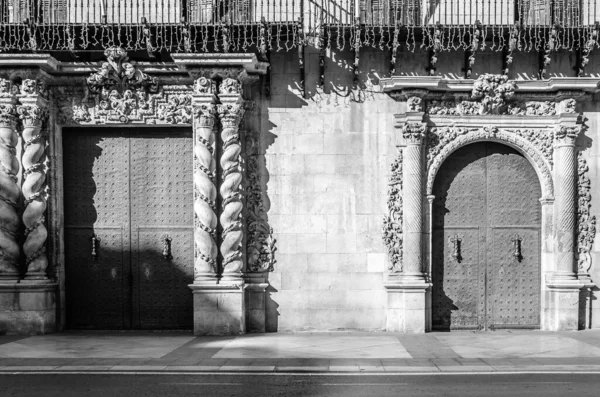 スペインのアリカンテ市庁舎の建築の詳細 黒と白の画像 — ストック写真