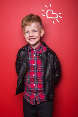 Küçük yakışıklı sevgilisi. Seviyorum. Sevgililer günü. Kırmızı arka plan üzerinde izole stüdyo portre