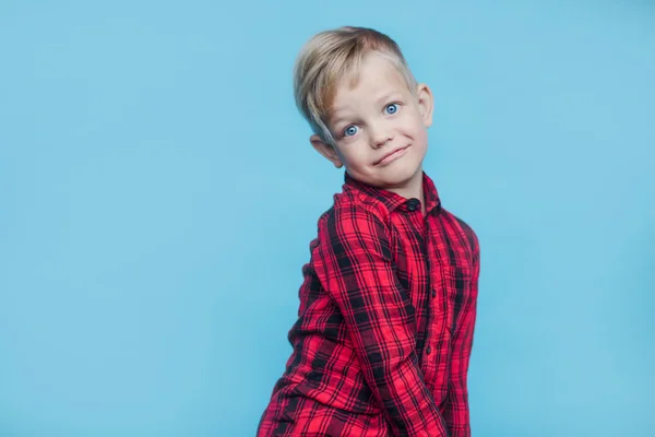Stilig liten pojke med röd tröja. Mode. Studio porträtt över Blå bakgrund — Stockfoto