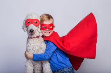 Köpekli yakışıklı küçük Süpermen. Süper kahraman. Cadılar Bayramı. Stüdyo portre beyaz arka plan üzerinde
