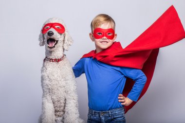 Köpekli yakışıklı küçük Süpermen. Süper kahraman. Cadılar Bayramı. Stüdyo portre beyaz arka plan üzerinde