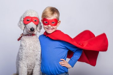 Köpekli yakışıklı küçük Süpermen. Süper kahraman. Cadılar Bayramı. Stüdyo portre beyaz arka plan üzerinde
