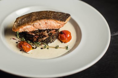 Rosemary ile ızgara somon. Balık yemek. Yakın çekim. Restoran