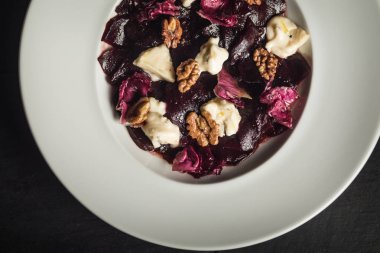 Pancar salatası Keçi peynir ve ceviz. Vejetaryen yiyecekler. Restoran